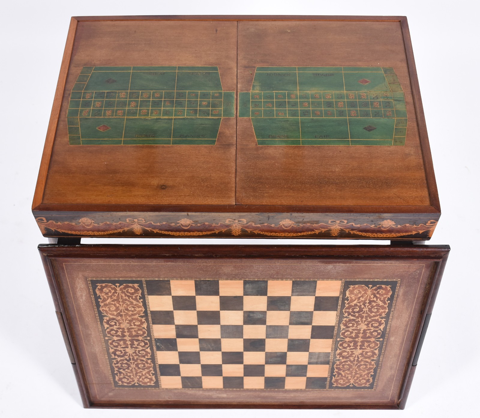 Mesa de jogo de madeira nobre trabalhada em marqueterie, tampo com... - foto 5 de 7