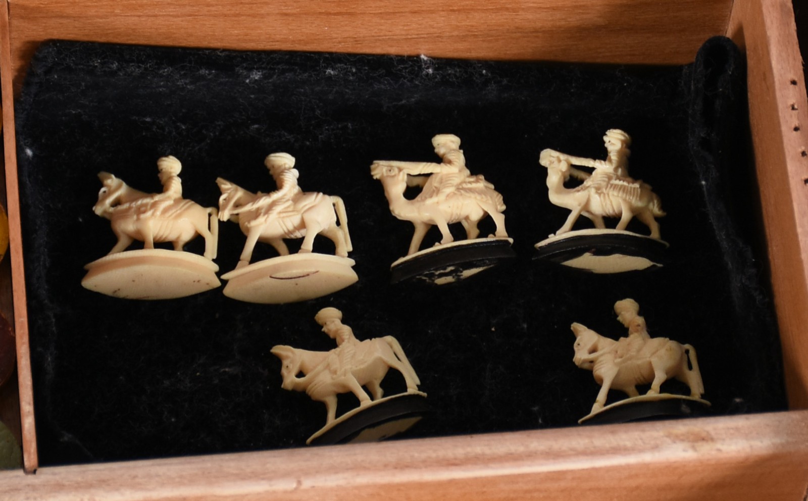 Mesa de jogo de madeira nobre trabalhada em marqueterie, tampo com... - foto 7 de 7