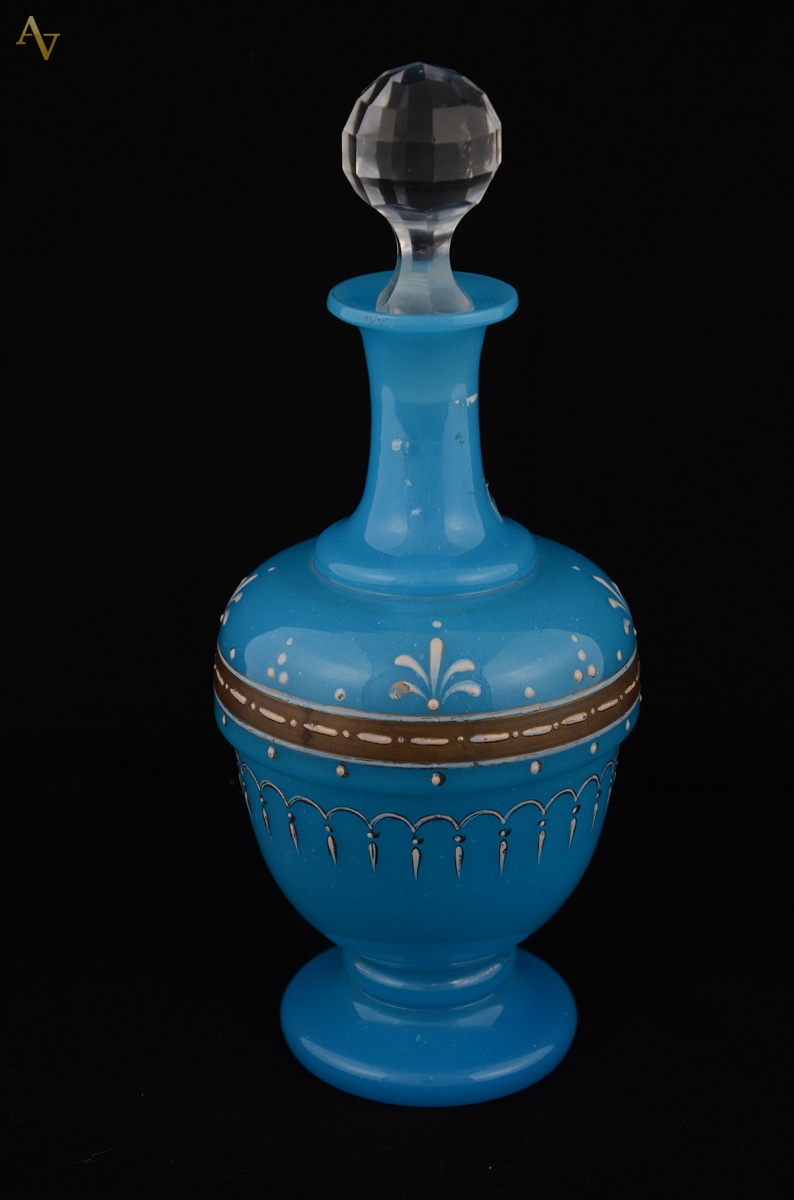 Garrafa de opalina azul com grega dourada e tampa de cristal...