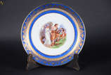 Prato em porcelana c/ cena de Orfeu e Eurídice.... - Prato em porcelana c/ cena de Orfeu e Eurídice. Diâm. 22 cm