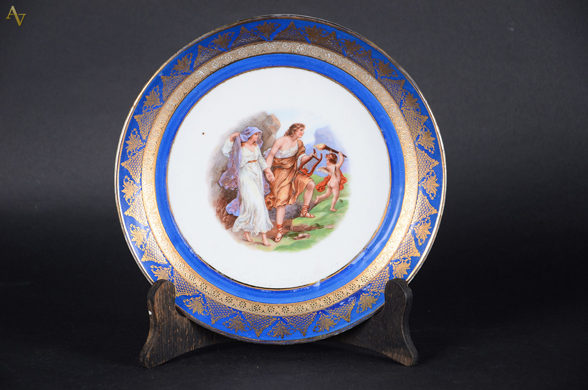 Prato em porcelana c/ cena de Orfeu e Eurídice. Diâm. 22 cm - foto 1 de 2