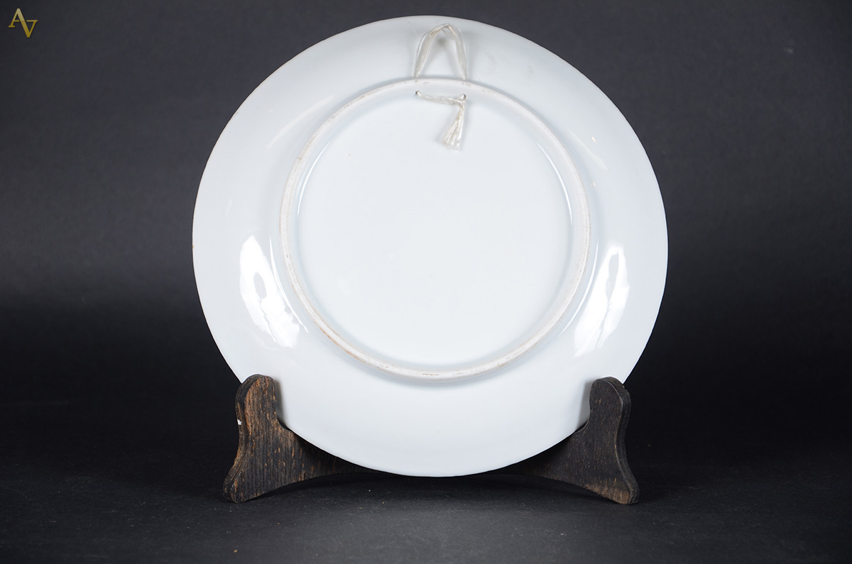 Prato em porcelana c/ cena de Orfeu e Eurídice. Diâm. 22 cm - foto 2 de 2