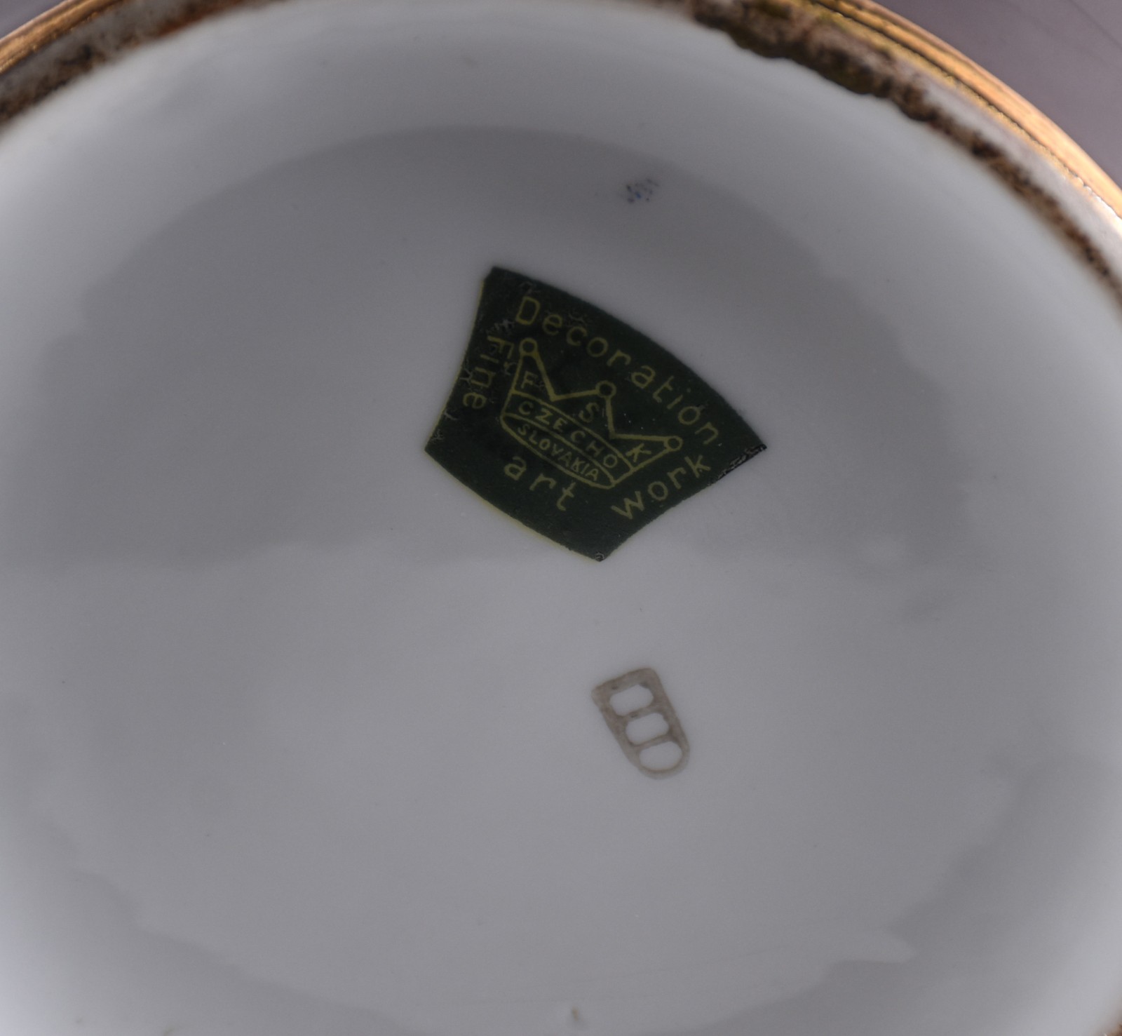 Ânfora de porcelana tcheca decorada com cena bíblica em policromia... - foto 7 de 7