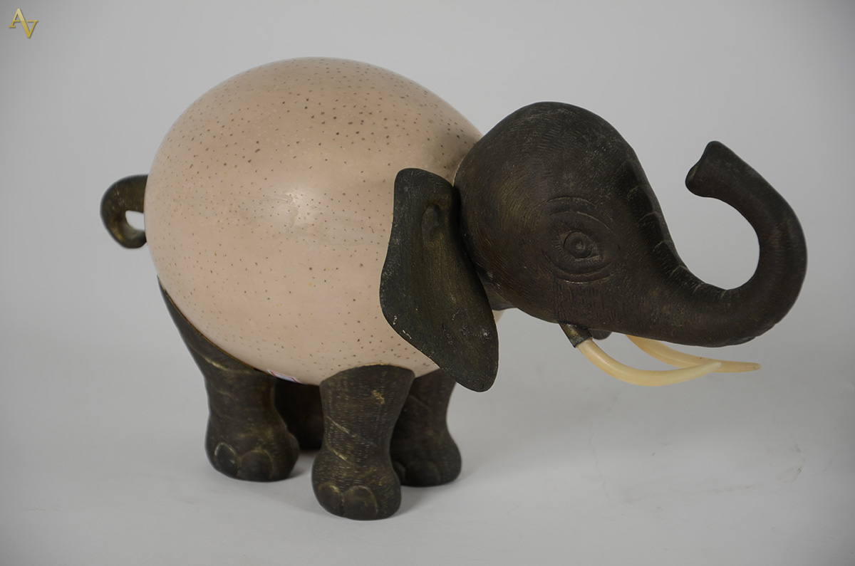 Escultura rep. Elefante composta de ovo de avestruz e bronze com... - foto 1 de 3