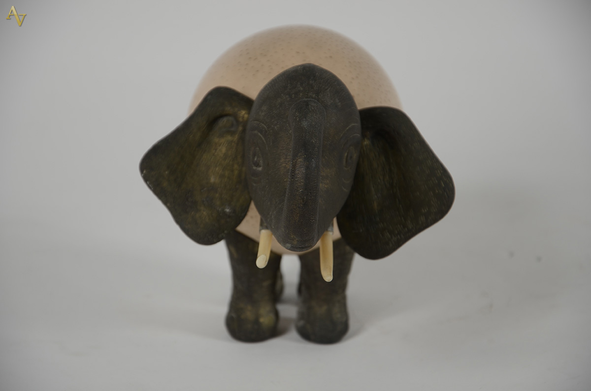 Escultura rep. Elefante composta de ovo de avestruz e bronze com... - foto 2 de 3