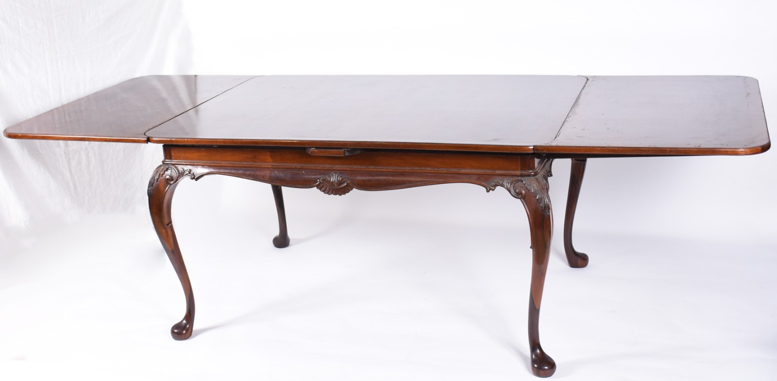 Mesa de jantar de madeira nobre com duas tábuas laterais extensoras... - foto 2 de 10