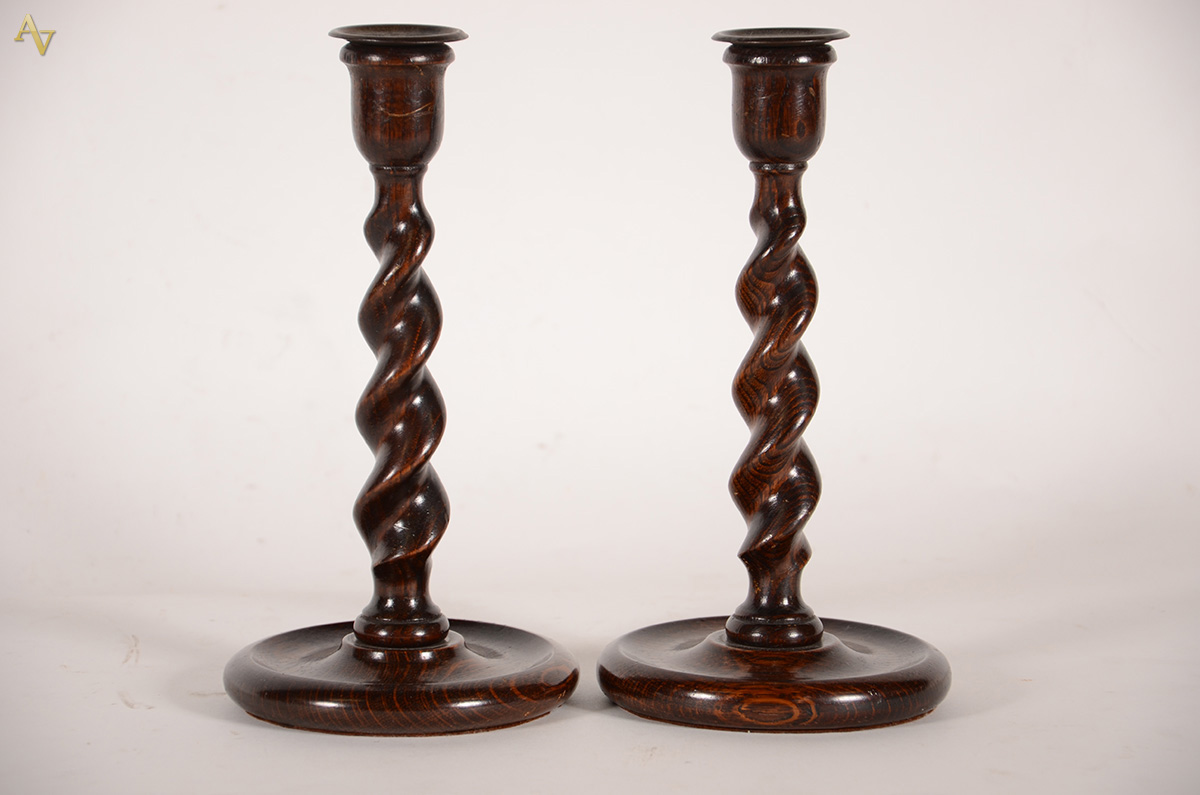 Par de castiçais em madeira nobre, torneados. (Alt. 26 cm)