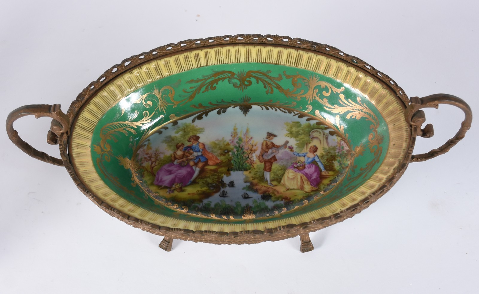 Fruteira de porcelana Dom Pedro decorada com cena romântica em... - foto 1 de 5