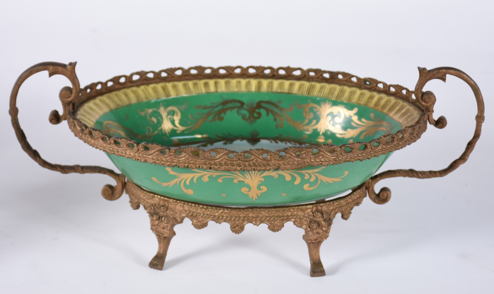 Fruteira de porcelana Dom Pedro decorada com cena romântica em... - foto 2 de 5