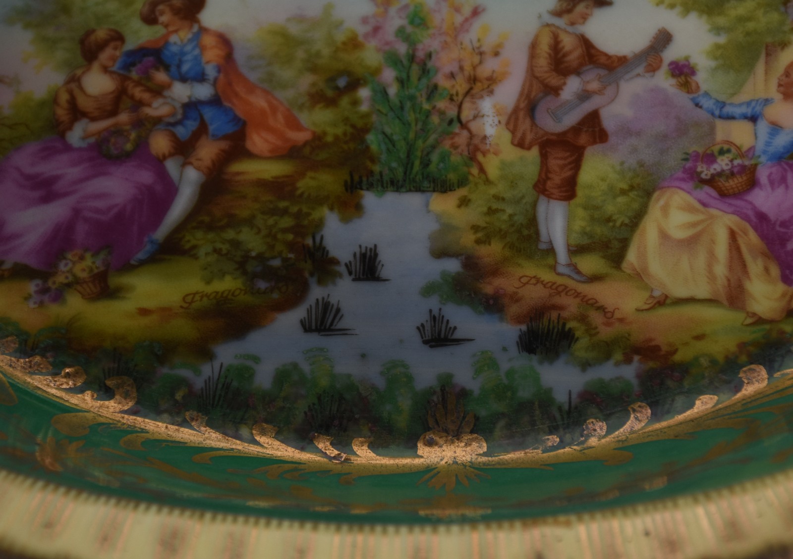 Fruteira de porcelana Dom Pedro decorada com cena romântica em... - foto 3 de 5