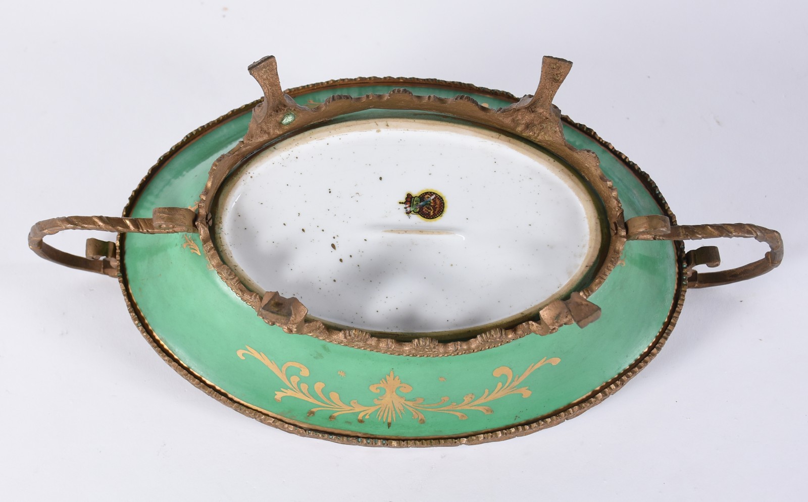 Fruteira de porcelana Dom Pedro decorada com cena romântica em... - foto 4 de 5