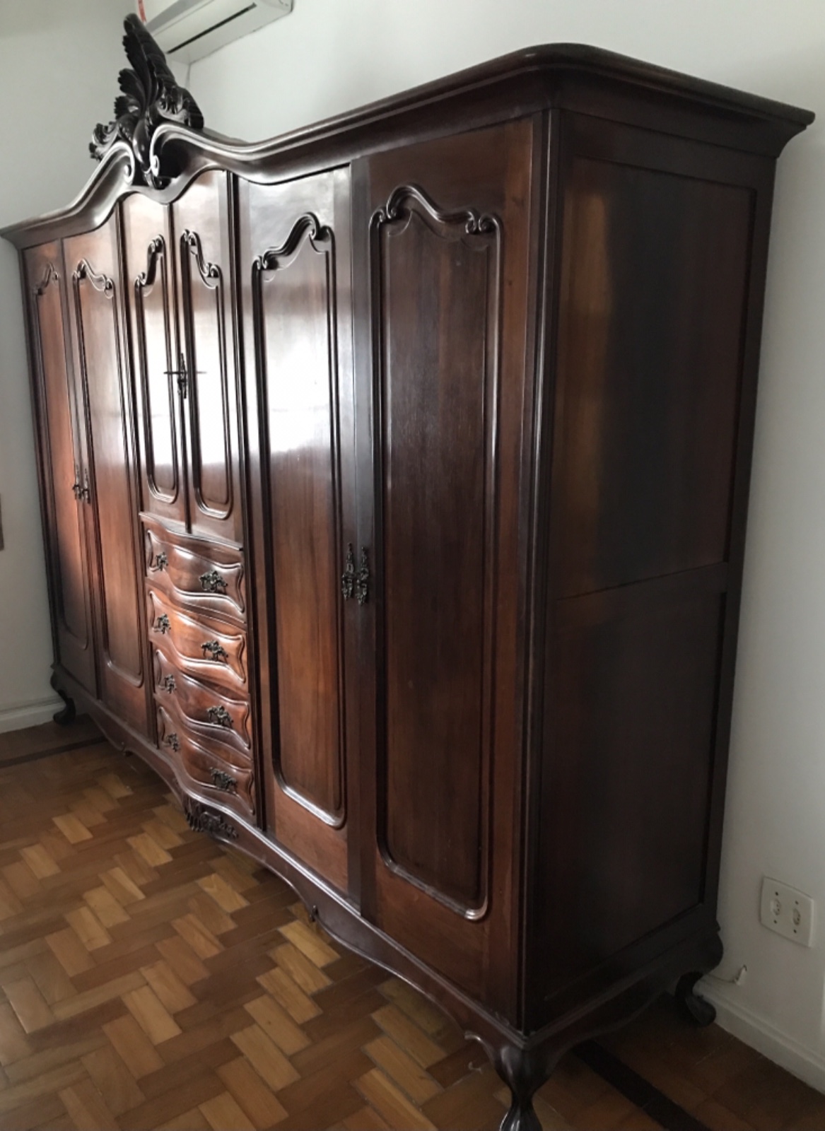 Armário de jacarandá com duas portas centrais pequenas sobre quatro... - foto 2 de 8
