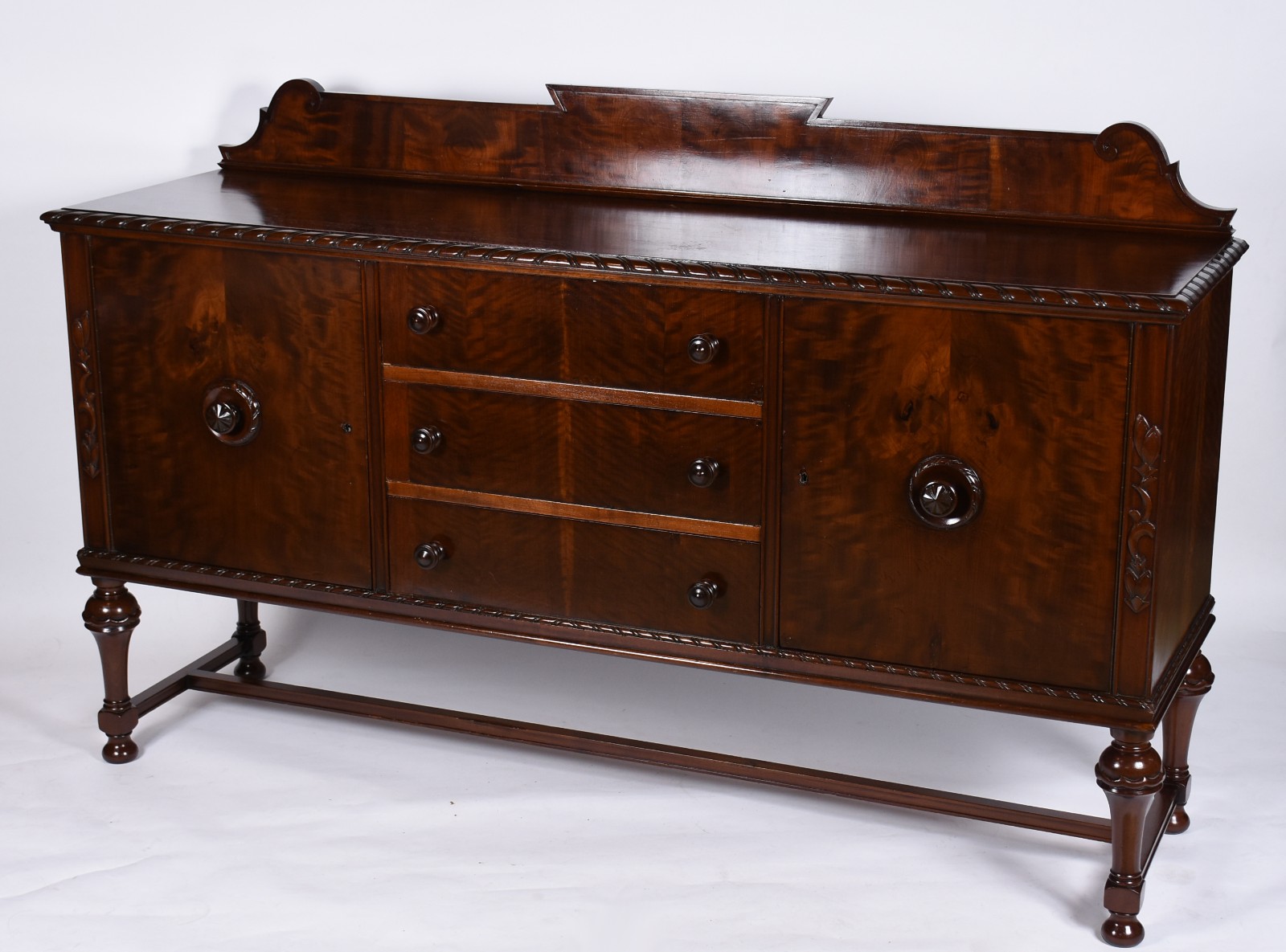 Buffet de madeira nobre, 3 gavetas centrais e 2 portas laterais... - foto 1 de 6
