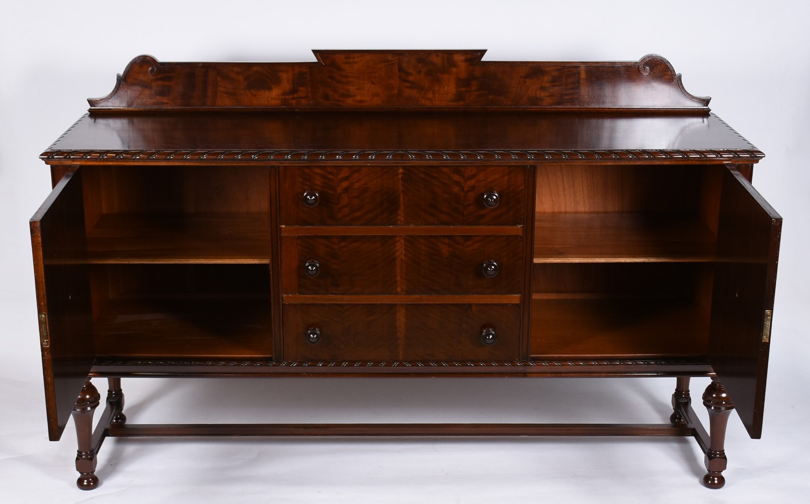 Buffet de madeira nobre, 3 gavetas centrais e 2 portas laterais... - foto 2 de 6
