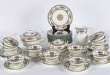 Serviço de chá de porcelana Wedgwood inglesa co... - Serviço de chá de porcelana Wedgwood inglesa composto de: 12 xicaras com pires, 12 pratinhos para sobremesa, leiteira, bule e açucareiro. Total:...