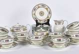 Serviço de chá de porcelana Wedgwood inglesa co... - Serviço de chá de porcelana Wedgwood inglesa composto de: 12 xicaras com pires, 12 pratinhos para sobremesa, leiteira, bule e açucareiro. Total:...