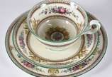 Serviço de chá de porcelana Wedgwood inglesa co... - Serviço de chá de porcelana Wedgwood inglesa composto de: 12 xicaras com pires, 12 pratinhos para sobremesa, leiteira, bule e açucareiro. Total:...