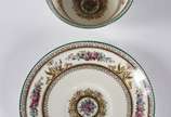 Serviço de chá de porcelana Wedgwood inglesa co... - Serviço de chá de porcelana Wedgwood inglesa composto de: 12 xicaras com pires, 12 pratinhos para sobremesa, leiteira, bule e açucareiro. Total:...
