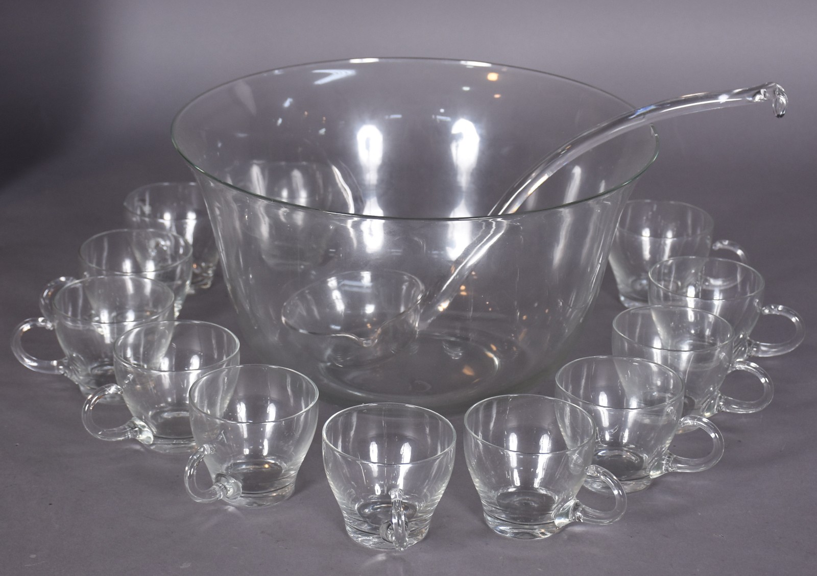 Poncheira de cristal com 12 canecas e concha. - foto 1 de 4