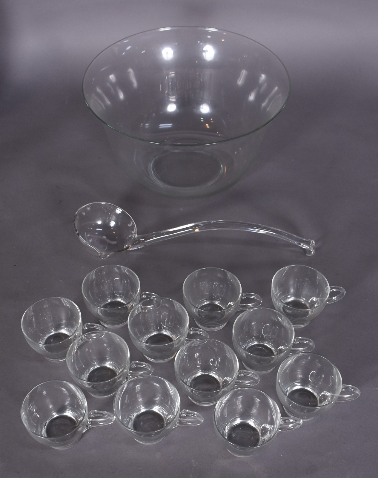 Poncheira de cristal com 12 canecas e concha. - foto 3 de 4