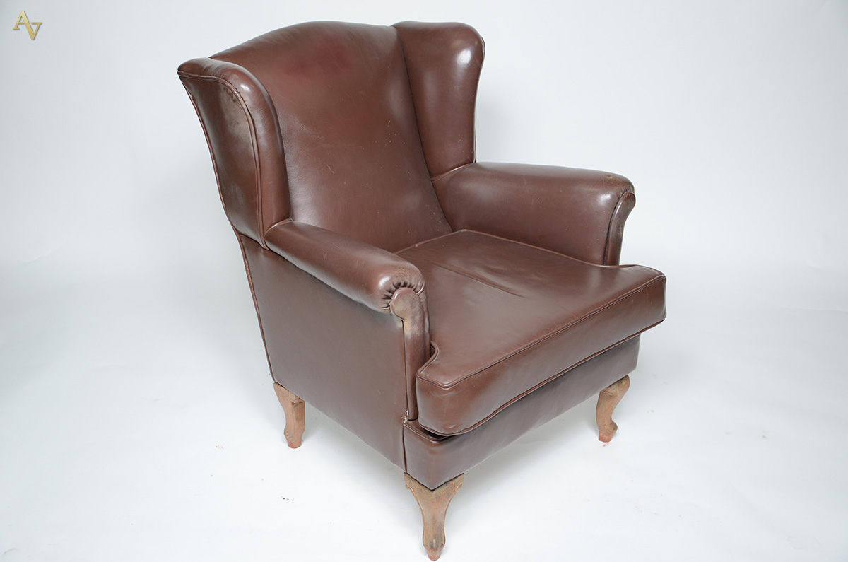 Poltrona Bergere de curvin marrom.