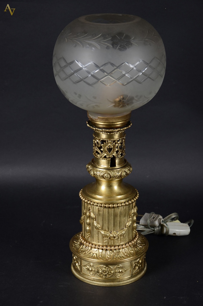 Luminária em bronze c/ cúpula (globo) em cristal. Alt. 46 cm - foto 1 de 2