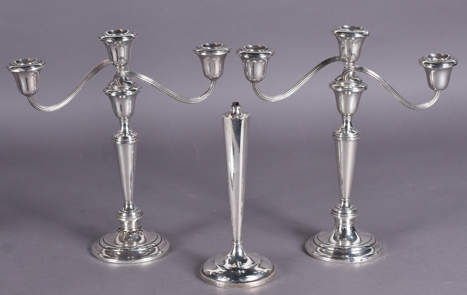 Par de candelabros de prata Sterling com quebrados e base. Peso total... - foto 1 de 6