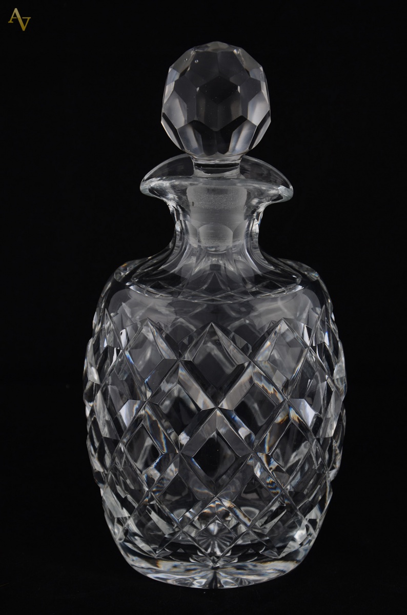 Garrafa de cristal tcecho lapidado. Alt. 27 cm