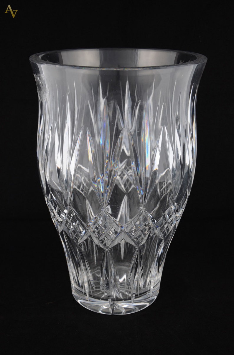 Vaso em cristal tcheco lapidado. (c/ peq. bicado na borda) Alt. 30 cm