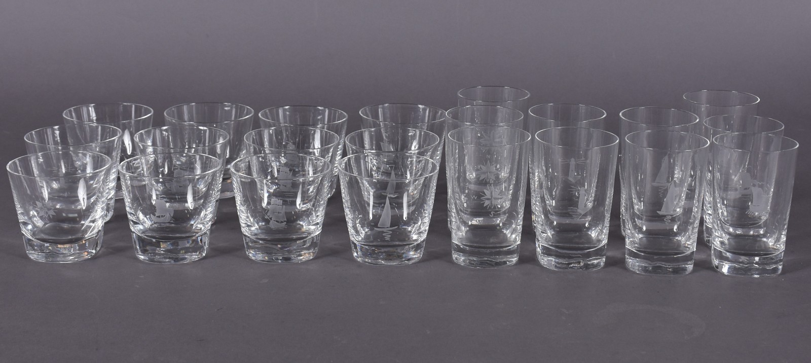 Conjunto de copos para coquetel de cristal sueco, assinado na base... - foto 1 de 8