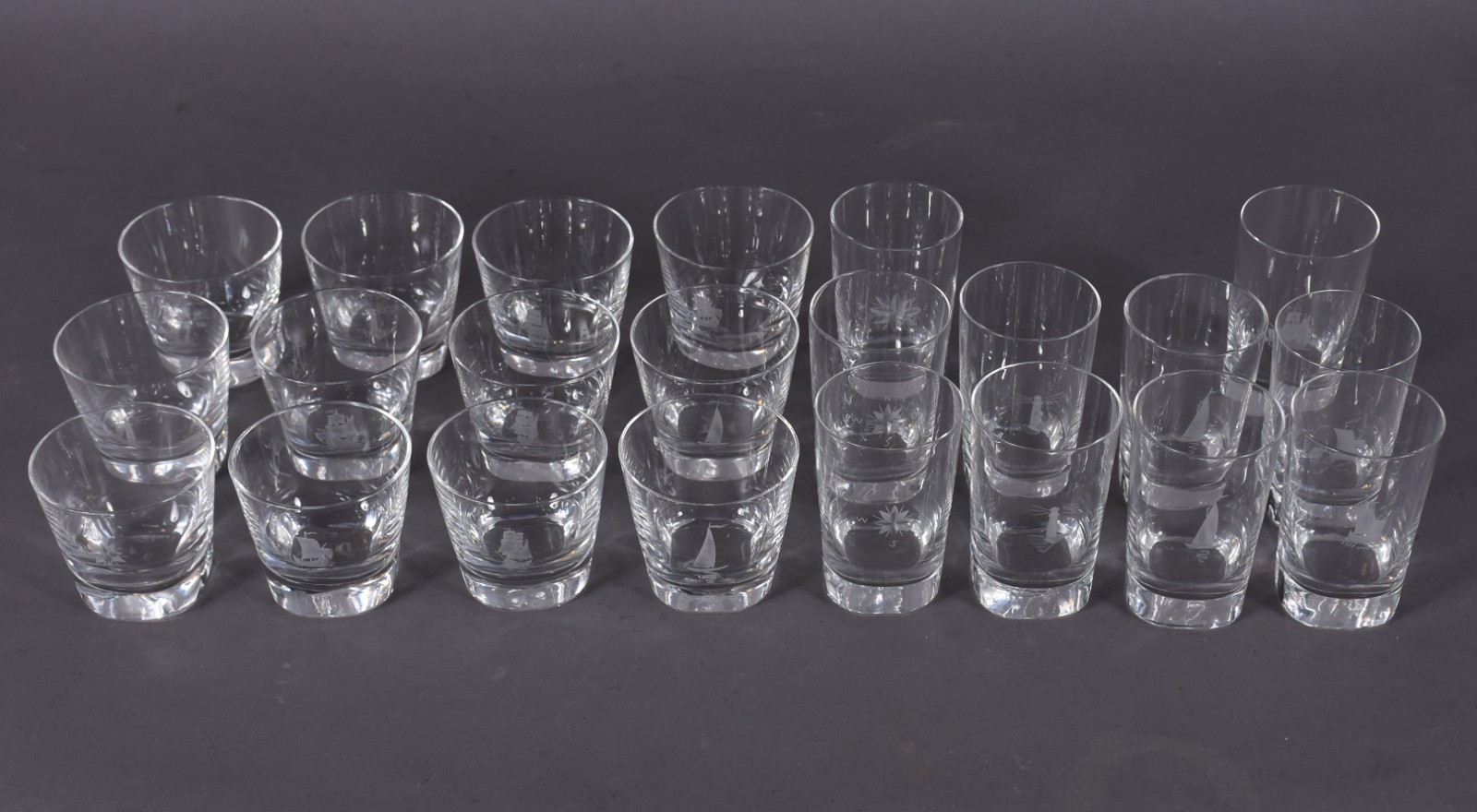 Conjunto de copos para coquetel de cristal sueco, assinado na base... - foto 2 de 8