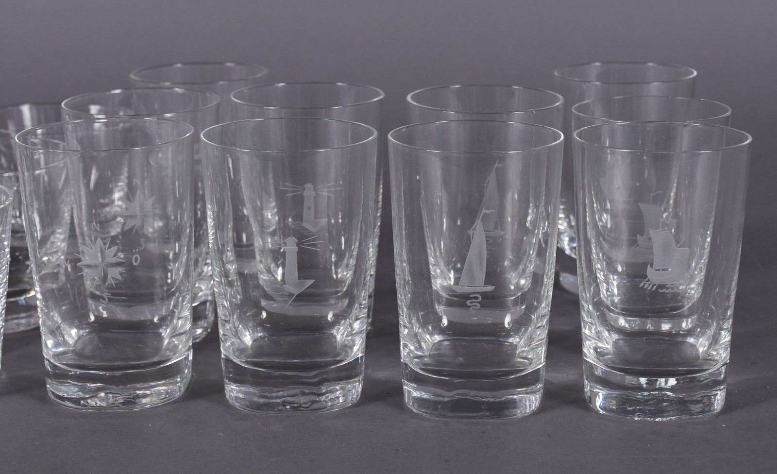 Conjunto de copos para coquetel de cristal sueco, assinado na base... - foto 4 de 8