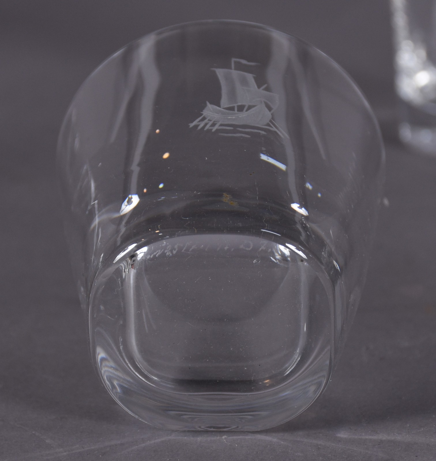 Conjunto de copos para coquetel de cristal sueco, assinado na base... - foto 7 de 8