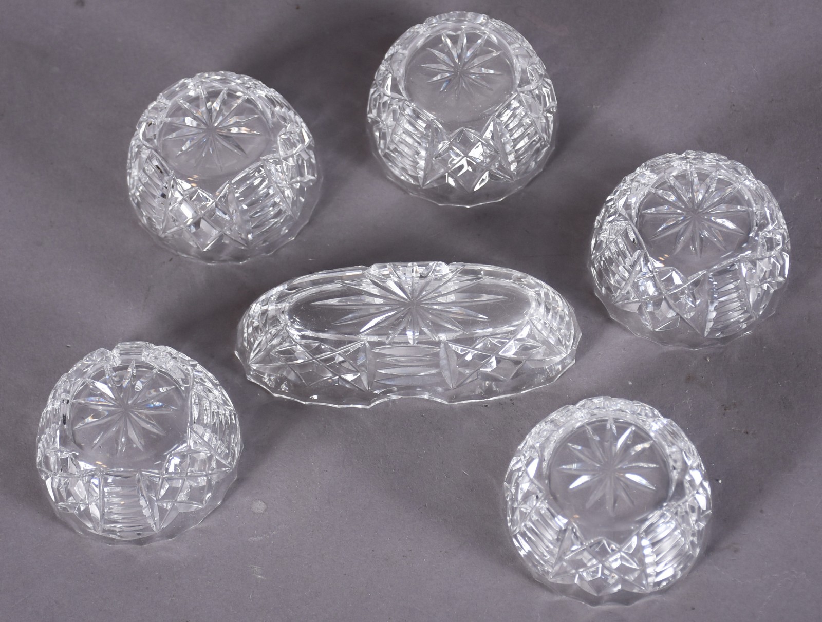 Diversas peças, sendo: jarra com mexedor de cristal, base de fruteira... - foto 7 de 9