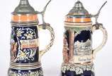 Dois tankards de cerâmica com tampa de metal (c... - Dois tankards de cerâmica com tampa de metal (com música só 1 funciona).