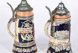 Dois tankards de cerâmica com tampa de metal (c... - Dois tankards de cerâmica com tampa de metal (com música só 1 funciona).