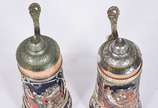 Dois tankards de cerâmica com tampa de metal (c... - Dois tankards de cerâmica com tampa de metal (com música só 1 funciona).