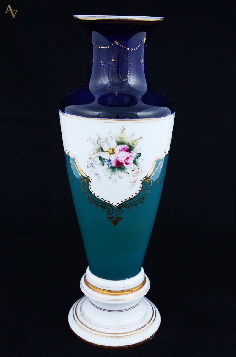 Jarra em porcelana nas cores verde, branca, azul cobalto, com... - foto 1 de 2