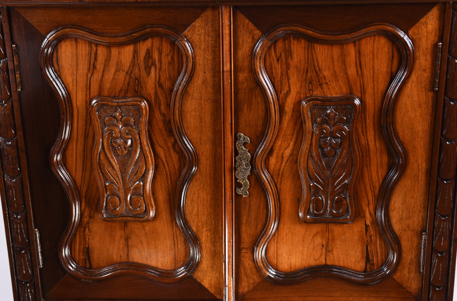Móvel bar de madeira nobre, duas portas emolduradas, parte interna... - foto 4 de 8