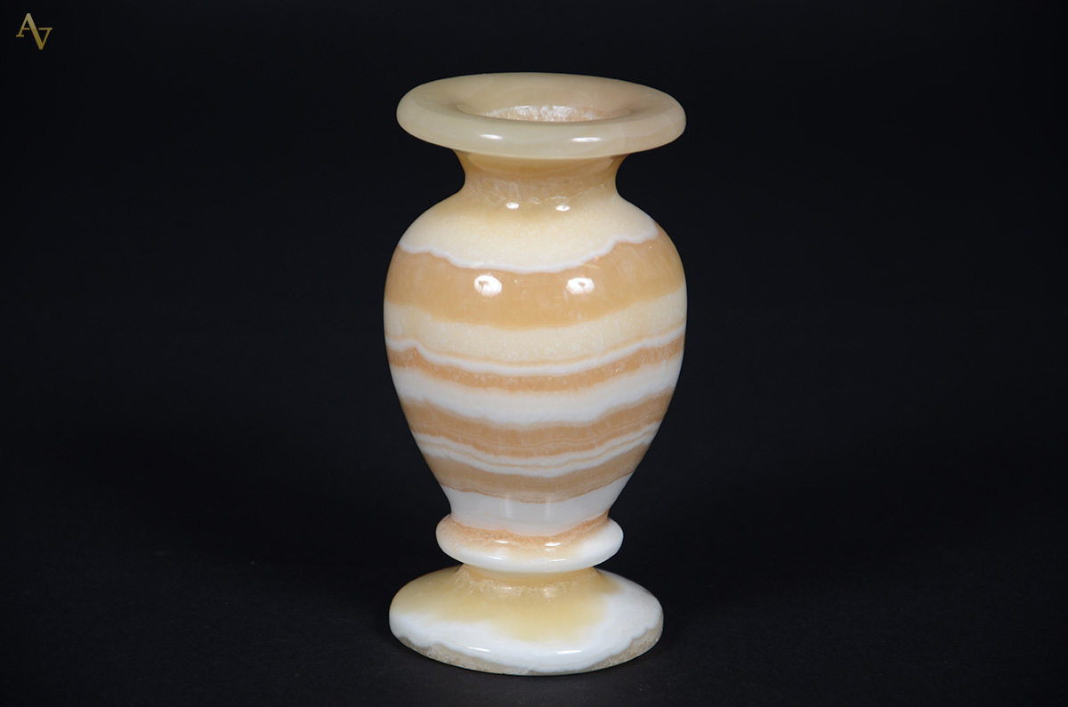 Pequeno vaso de alabastro. Altura 14,5 cm.