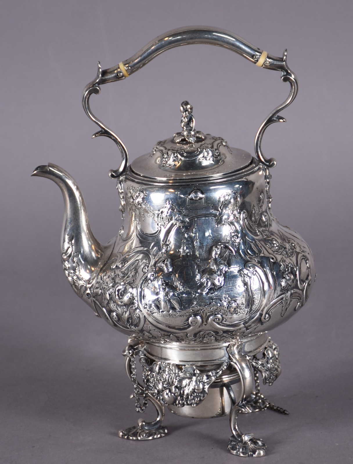 Samovar de prata inglesa contraste leão passante, trabalhada com... - foto 1 de 10