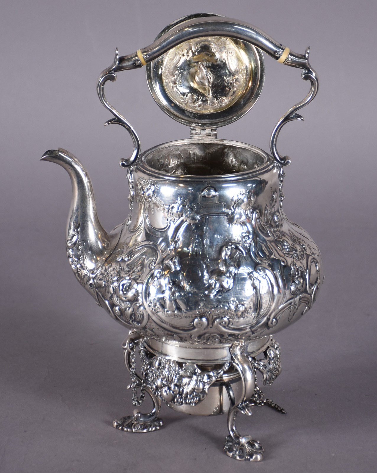 Samovar de prata inglesa contraste leão passante, trabalhada com... - foto 3 de 10