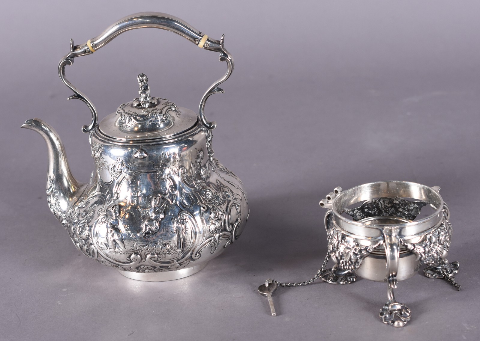 Samovar de prata inglesa contraste leão passante, trabalhada com... - foto 8 de 10