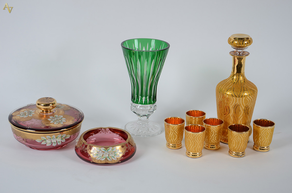 Diversas peças sendo: Vaso de cristal facetado na cor verde (alt. 24...
