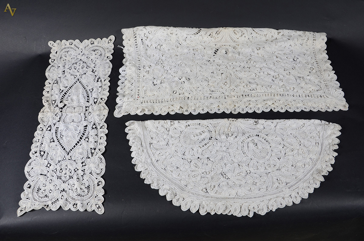 Três pequenas toalhas de mesa rendadas (Diam. 72 cm / 86 x 83 / 73 x...