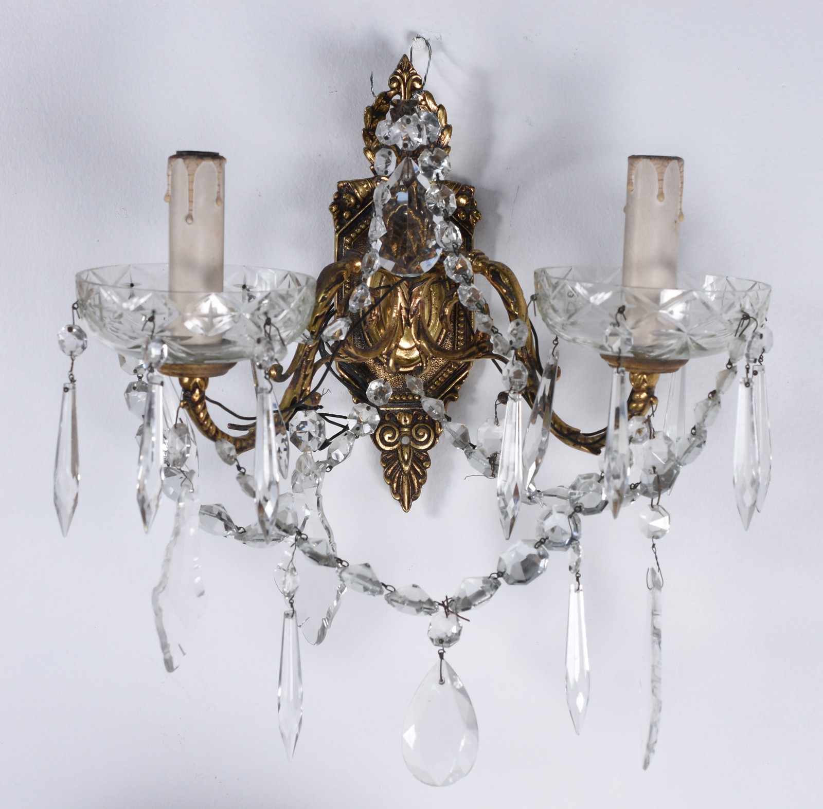Par de apliques de metal dourado com bobeches e pingentes de cristal... - foto 2 de 5