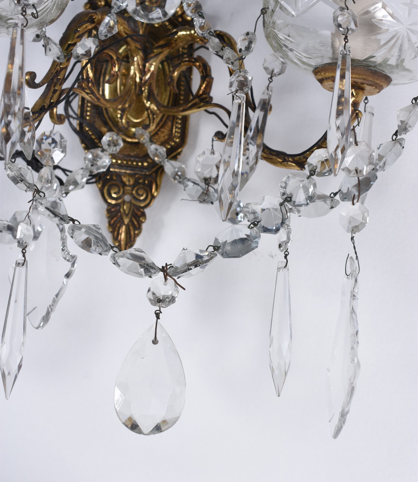 Par de apliques de metal dourado com bobeches e pingentes de cristal... - foto 4 de 5