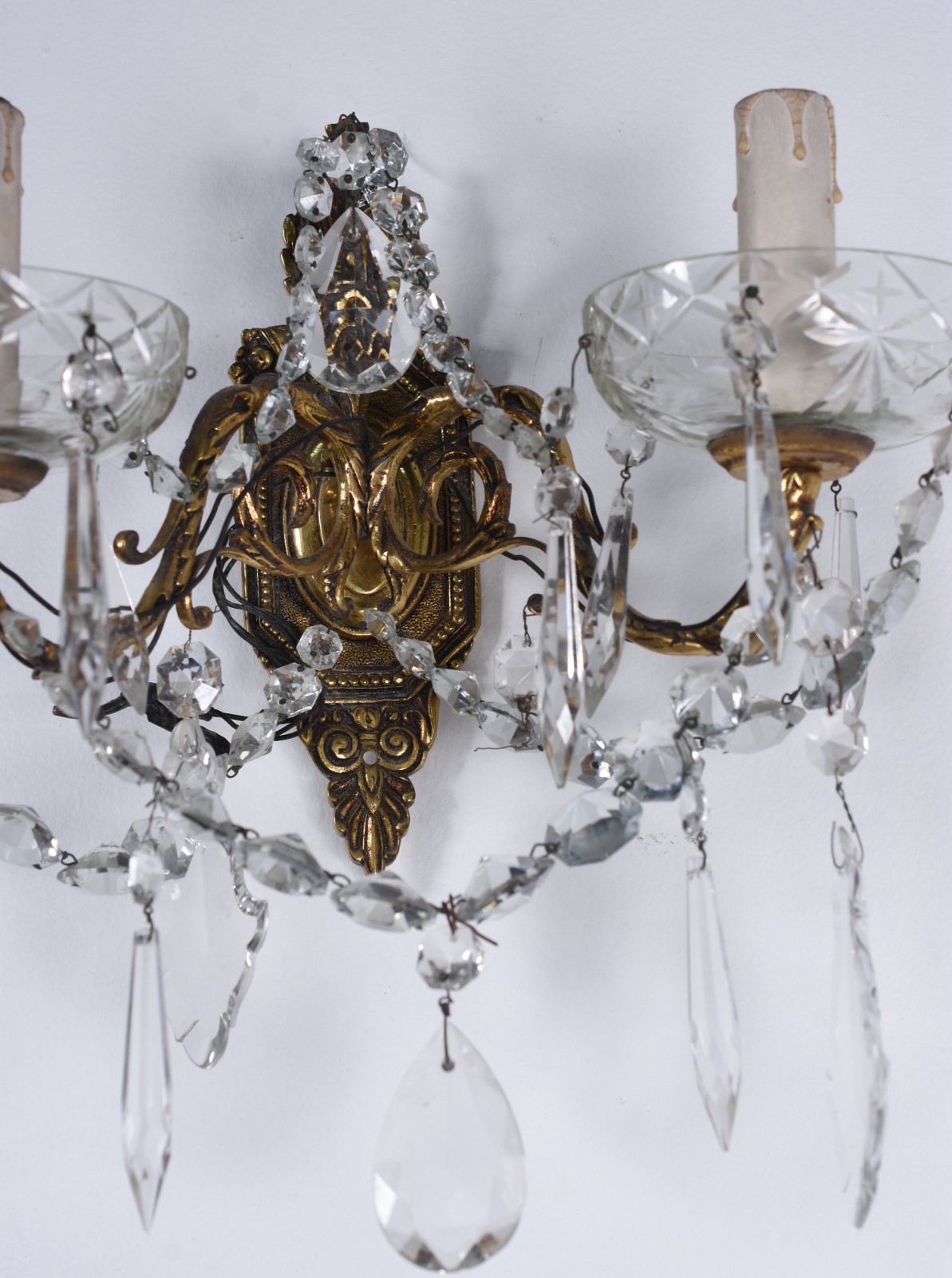 Par de apliques de metal dourado com bobeches e pingentes de cristal... - foto 5 de 5