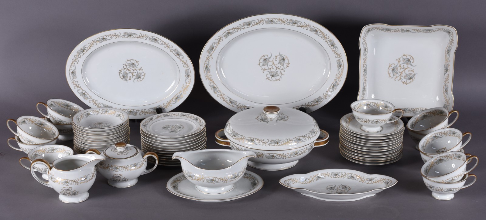 Serviço de jantar de porcelana Rosenthal composto de: 12 pratos... - foto 3 de 9