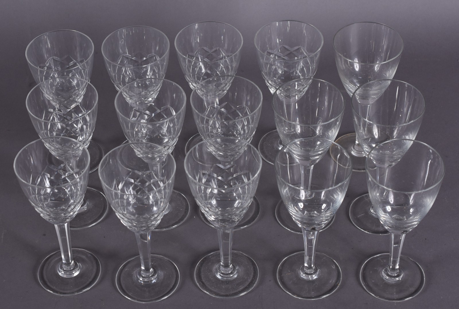 Dez taças para vinho de cristal lapidado e 5 taças lisas. - foto 2 de 3
